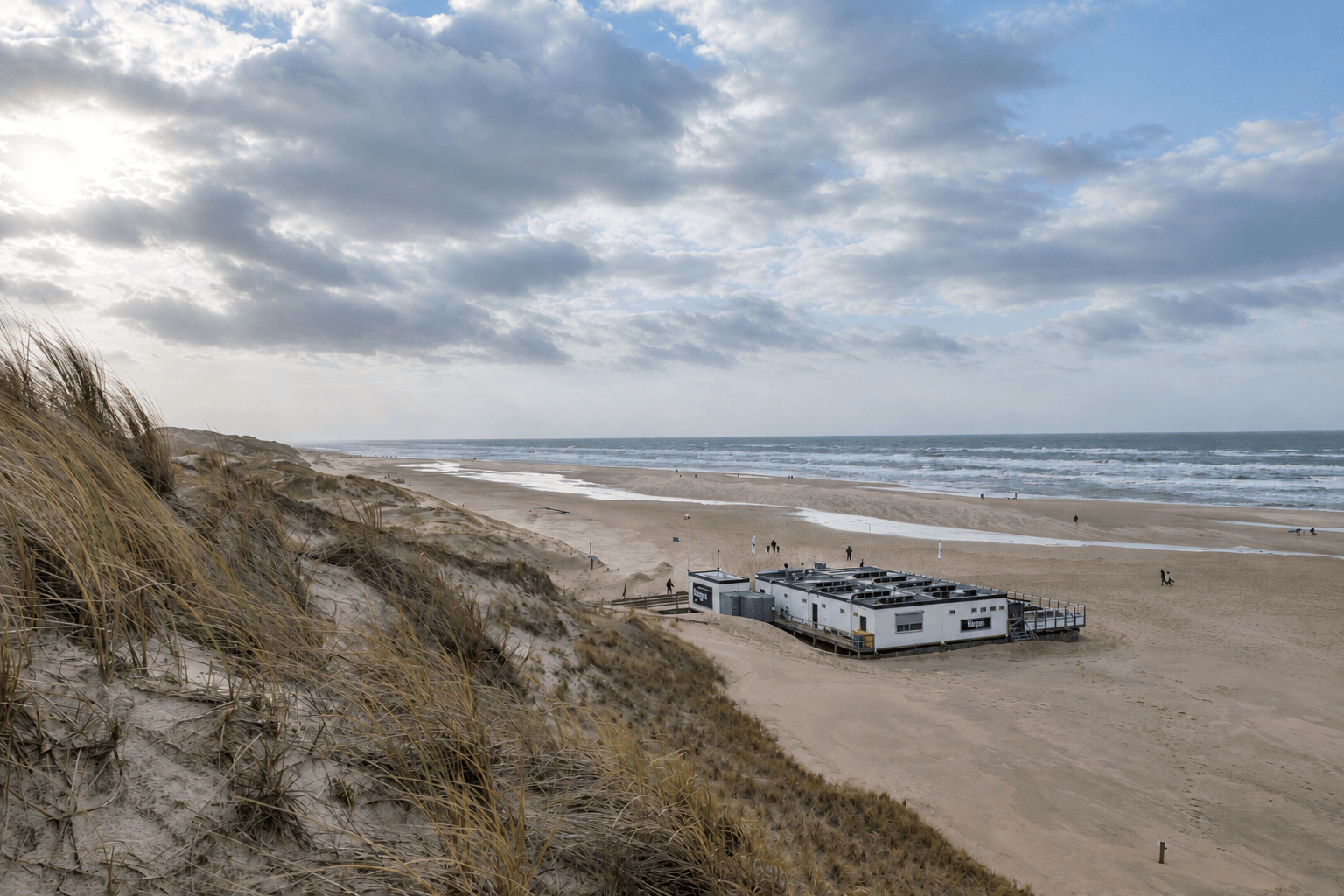 Strand Hargen aan Zee: rust en ruimte tussen de duinen